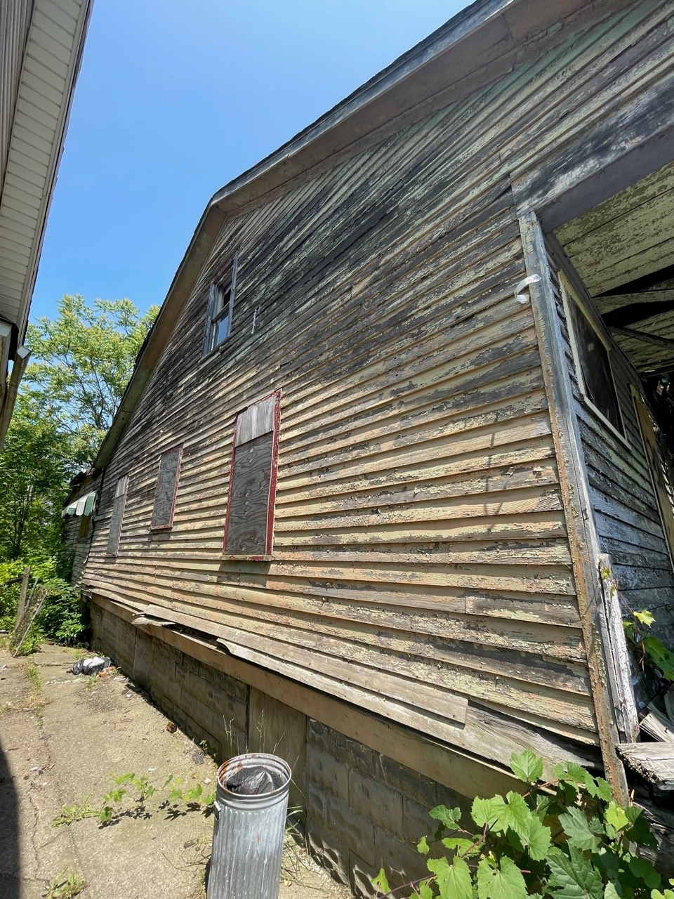 382 Eason photo